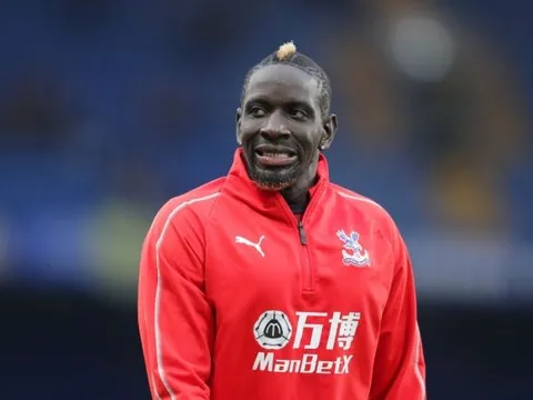 SỐC: Thua trận, sao Palace chống nạng đòi "selfie" với 3 cầu thủ M.U