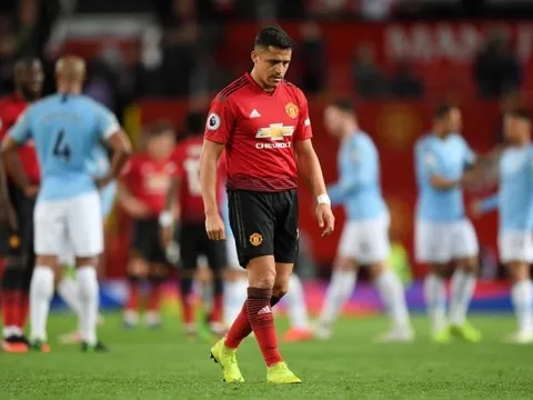 Đây, cầu thủ lạc lõng và cô đơn nhất ở derby Manchester