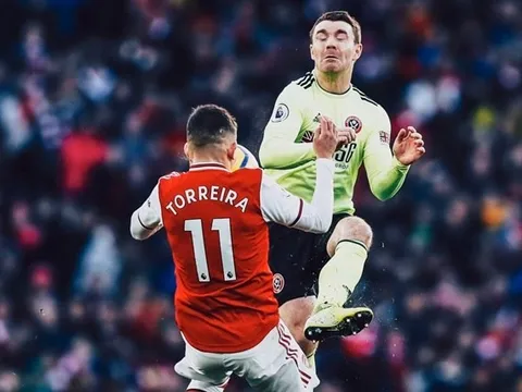 Sao Arsenal đổ máu vì pha bóng không thể tránh