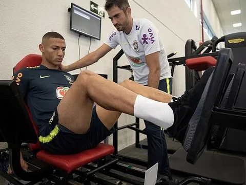 Sao Brazil gây ấn tượng mạnh với "bắp đùi khủng" trong ngày lên tuyển