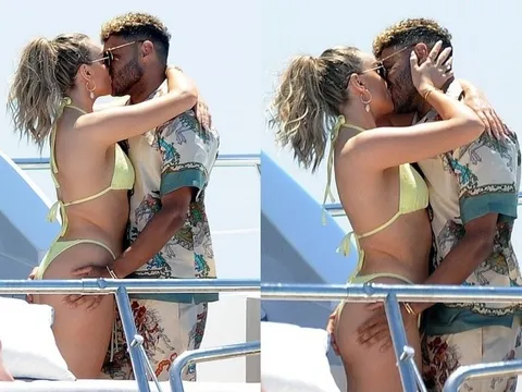 Sao Liverpool vô tư sờ mông bạn gái bốc lửa nơi công cộng