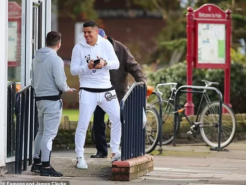 Sao Man United rơi vào cảnh 'éo le' vì tiền nhiều