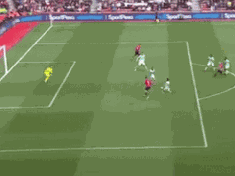 Sao Premier League bỏ lỡ khó tin khiến đội nhà chia điểm