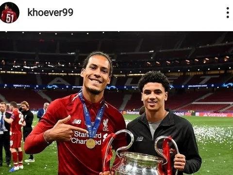 Sao trẻ Liverpool bị đàn anh dỗi vì chỉ chụp hình với Van Dijk