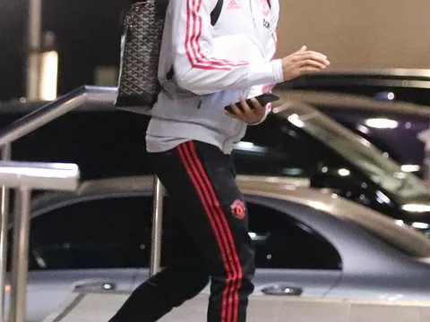 Sắp tới giờ đấu, dàn sao Man Utd vẫn trốn đi chơi bài