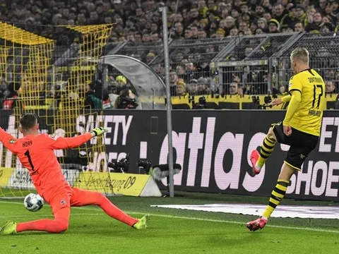 "Sát thủ máu lạnh" của Dortmund lại ra tay hạ sát, NHM bàng hoàng: "Cậu ta là người à?"