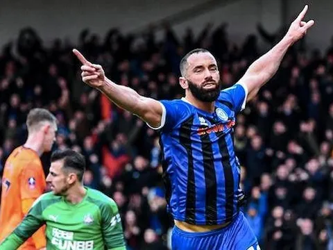 Sau Man Utd, đến lượt Newcastle bị Rochdale ám ảnh