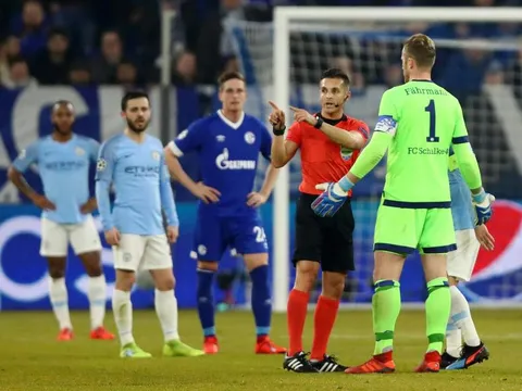 SỐC: Trọng tài chính trận Schalke - Man City không được xem VAR