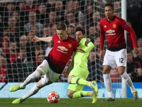 Scott McTominay đã khiến hàng tiền vệ Barca chật vật thế nào?