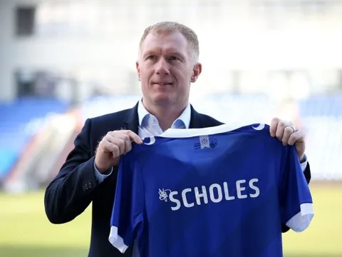 SỐC! Huyền thoại Man Utd bị phạt vì cá cược bóng đá
