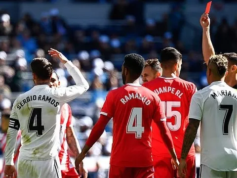 Sergio Ramos dùng tay cản phá như thủ môn và cái kết