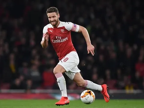 Cổ động viên Arsenal tung hô người hùng của đội bóng