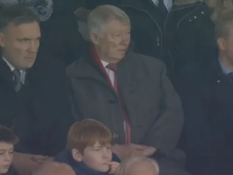 Sir Alex bất lực chứng kiến Man City hủy diệt Man Utd