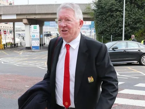 Sir Alex, Ed Woodward hớn hở theo chân Man Utd đến Tây Ban Nha