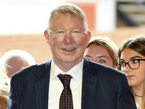 Sir Alex tươi tắn dẫn dắt Solskjaer, Scholes đấu huyền thoại Bayern Munich