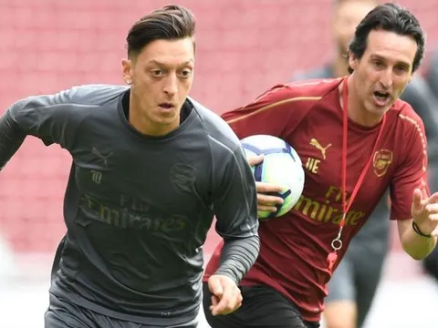 Có thật hay không mâu thuẫn giữa Ozil và Emery?