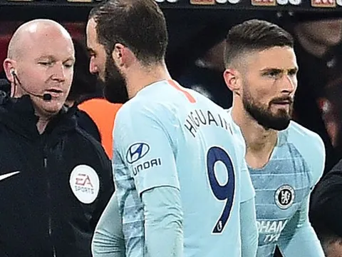 Bực bội vì bất công, Giroud bất mãn vạch trần thầy trò Sarri - Higuain