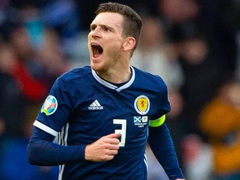 Sao chạy cánh lại chấn thương, Liverpool lo sốt vó