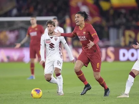 Biến Smalling thành tội đồ, tiền đạo Ý được hết lời khen ngợi