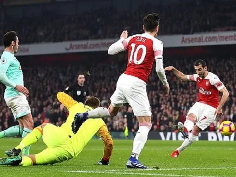 Số phận long đong, Ozil vẫn khiến đồng đội nể phục với hành động này