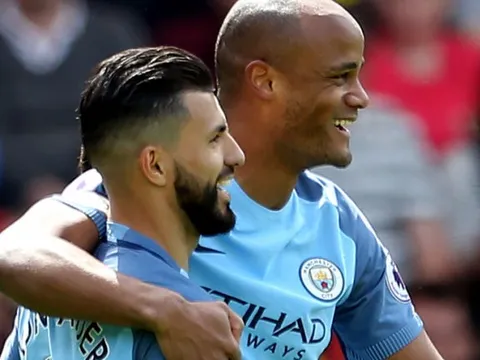 SỐC: Aguero suýt 'đá văng' cúp của Man City