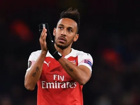 SỐC: Aubameyang có hành động "kỳ quặc", fan Arsenal lo sốt vó