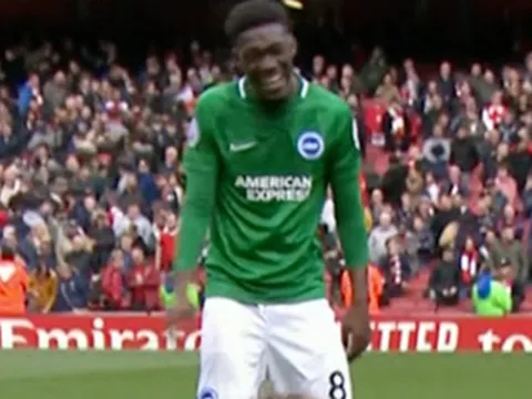 Hài hước: Cầu thủ Brighton "cười như mở hội" khi thủ hòa Arsenal