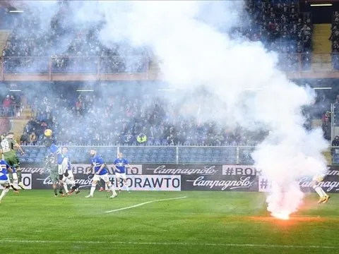 SỐC: CĐV Sampdoria ném pháo sáng về khung thành đội nhà, giúp Napoli giành chiến thắng