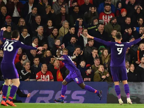 Sốc! Đồng đội hành xử "khó tin" với sao Liverpool, và đây là lí do