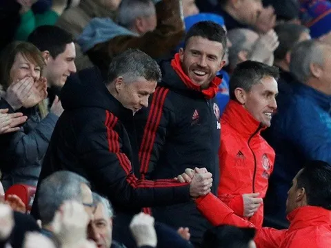 SỐC! Fan Man Utd 'ném đá' Solskjaer vì 1 quyết định trước Everton