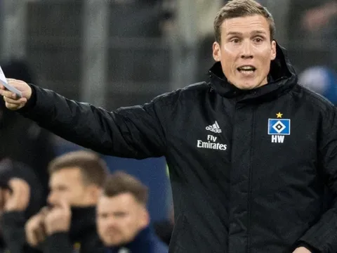 SỐC: HLV 'chôm' giấy chiến thuật của đối thủ nhưng vẫn thua trận