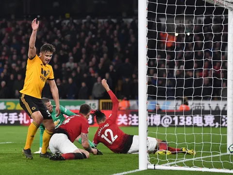 Sốc nặng! Đây, hình ảnh sao Man Utd cướp bóng ngay trong chân đồng đội