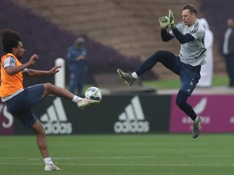SỐC! Neuer thi triển "cú kungfu" khiến "thần tài" của Bayern ngã gục ra sân