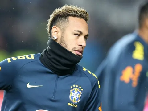 SỐC: Neymar cay cú, vật ngã thô bạo đàn em 19 tuổi xuống sân