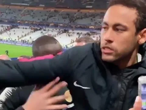 SỐC! Neymar giận dữ, đấm thẳng mặt CĐV