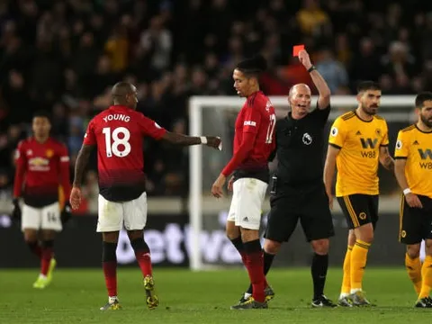 SỐC! Người đuổi Ashley Young từng nhiều lần thể hiện mình là fan Tottenham