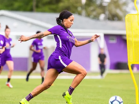 Sốc: Sao nữ vác bụng bầu 6 tháng ra sân chiến đấu