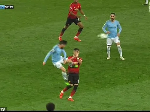 SỐC! Solskjaer đã đúng, cầu thủ Man City tung cú kungfu thẳng ngực sao Man Utd