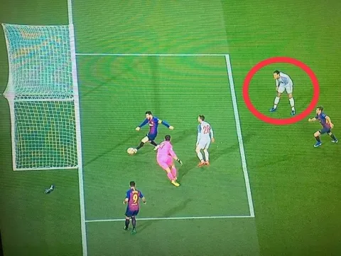 SỐC! Van Dijk chỉ biết... đứng nhìn Messi ghi bàn