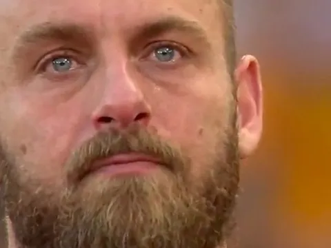 SỐC! Vì De Rossi, người hâm mộ AS Roma biểu tình, mắng Pallotta là con lợn