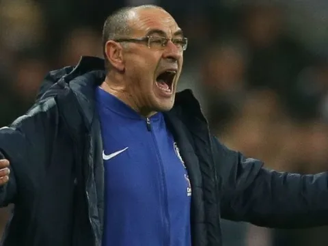 SỐC: Vô cớ thiệt quân, Sarri nổi điên làm 1 điều ngay trên sân