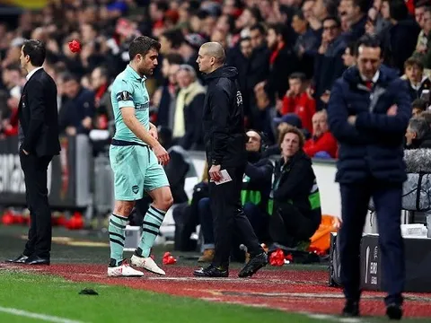 Sokratis lãnh thẻ đỏ và đây là thái độ khó tin của Emery với học trò