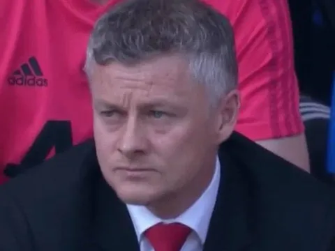 Solskjaer chết lặng trên ghế chỉ đạo, sếp lớn tím tái mặt mũi khi M.U thảm bại