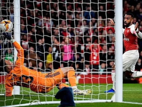 Song sát thăng hoa đúng lúc, Arsenal đặt một chân đến cửa thiên đường