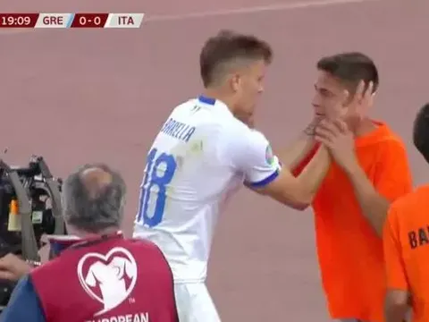 Sút thẳng vào mặt 'ball boy', mục tiêu của Arsenal ngay lập tức làm điều này