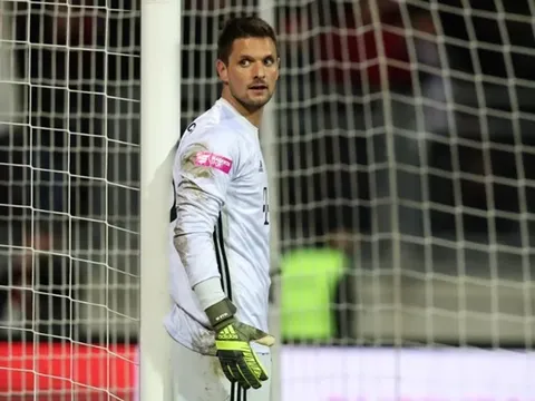 Bất ngờ trở thành người thừa, "kẻ đóng thế" Neuer trên đường rời Bayern