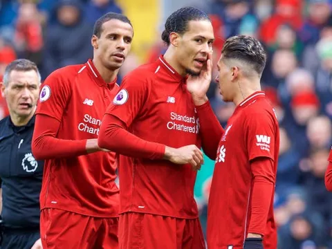 Tái chiếm ngôi đầu, fan Liverpool vẫn đòi bán gấp "của nợ ngu ngốc"