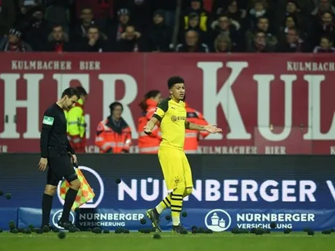 Tại sao Jadon Sancho lại bị ném bóng tennis trong trận đấu đêm qua?