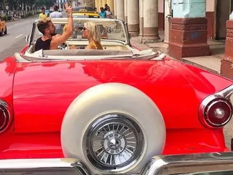 Tạm rời xa bóng đá, sao Napoli sang Cuba làm cao bồi