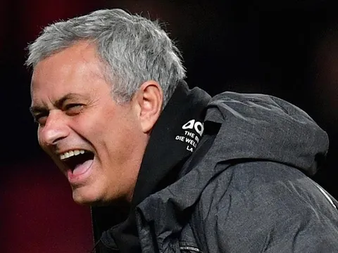 Tâm trạng của Mourinho ra sao khi thấy Man Utd tuột vé dự Champions League?